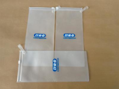 匠心獨(dú)運(yùn)，定義品牌風(fēng)采——宏捷塑料解析PVC服裝吊牌設(shè)計(jì)理念與包裝服務(wù)